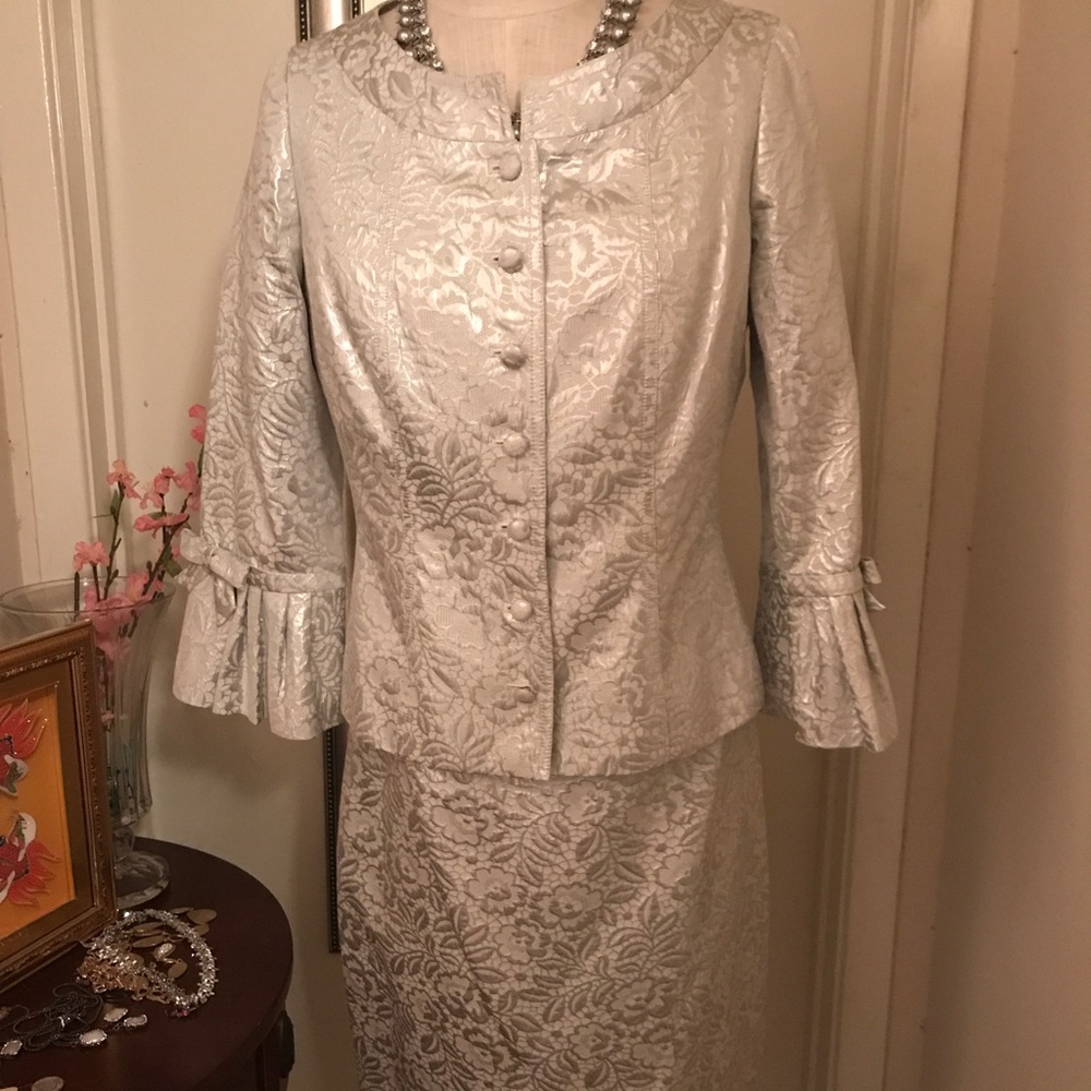 One day sale 😇Gorgeous metallic Jackie O style.