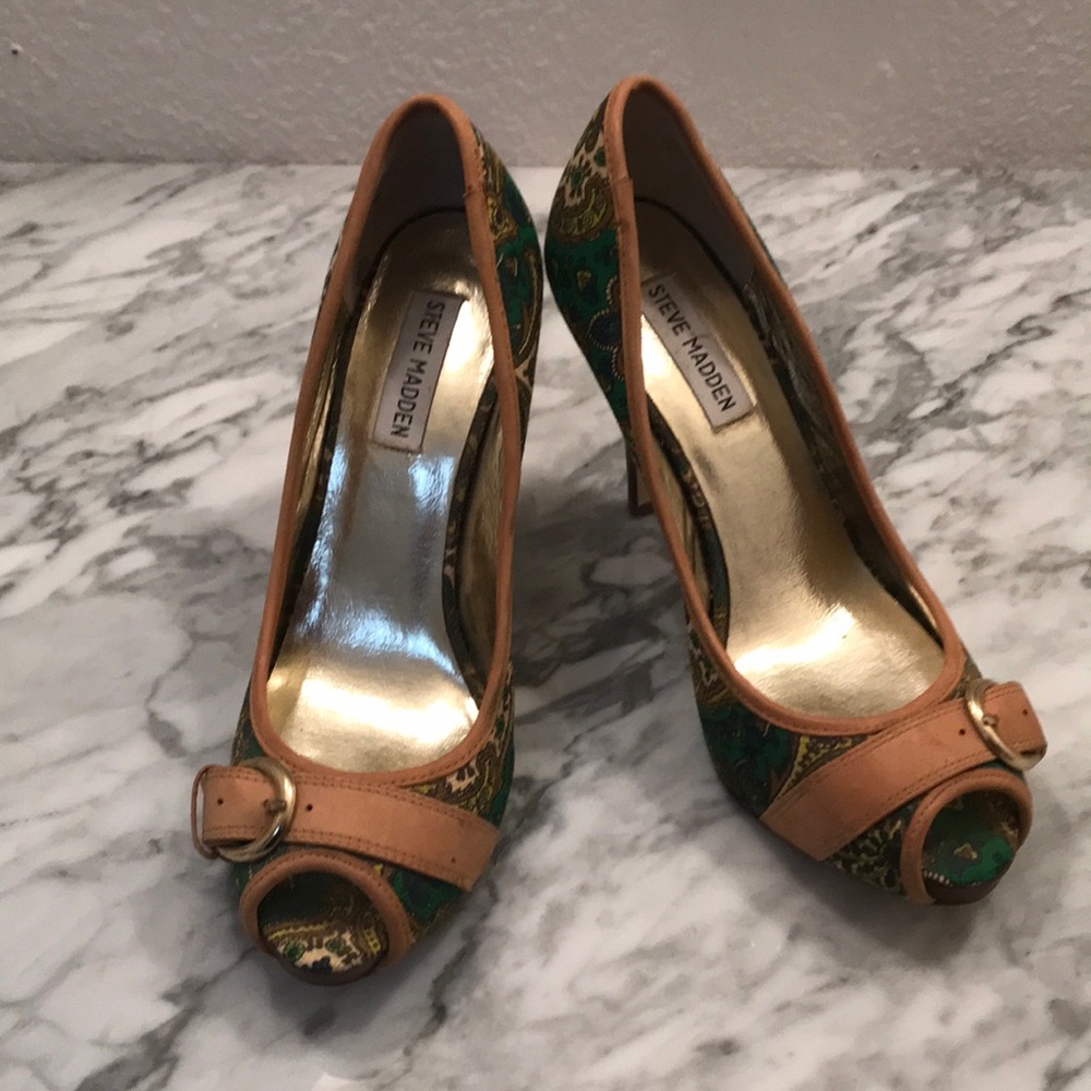 Green paisley print pump, size 8.5