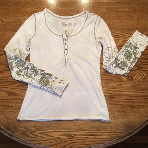 Aventura Long Sleeve Buttoned tee