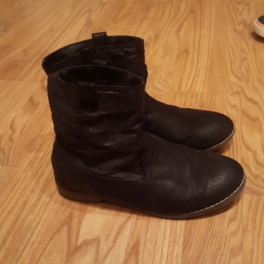 Girl's black boot