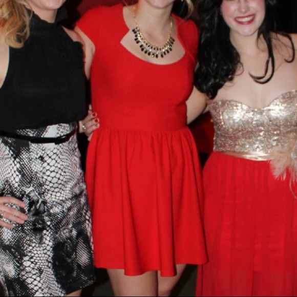 Red dress - Picture 6 of 6