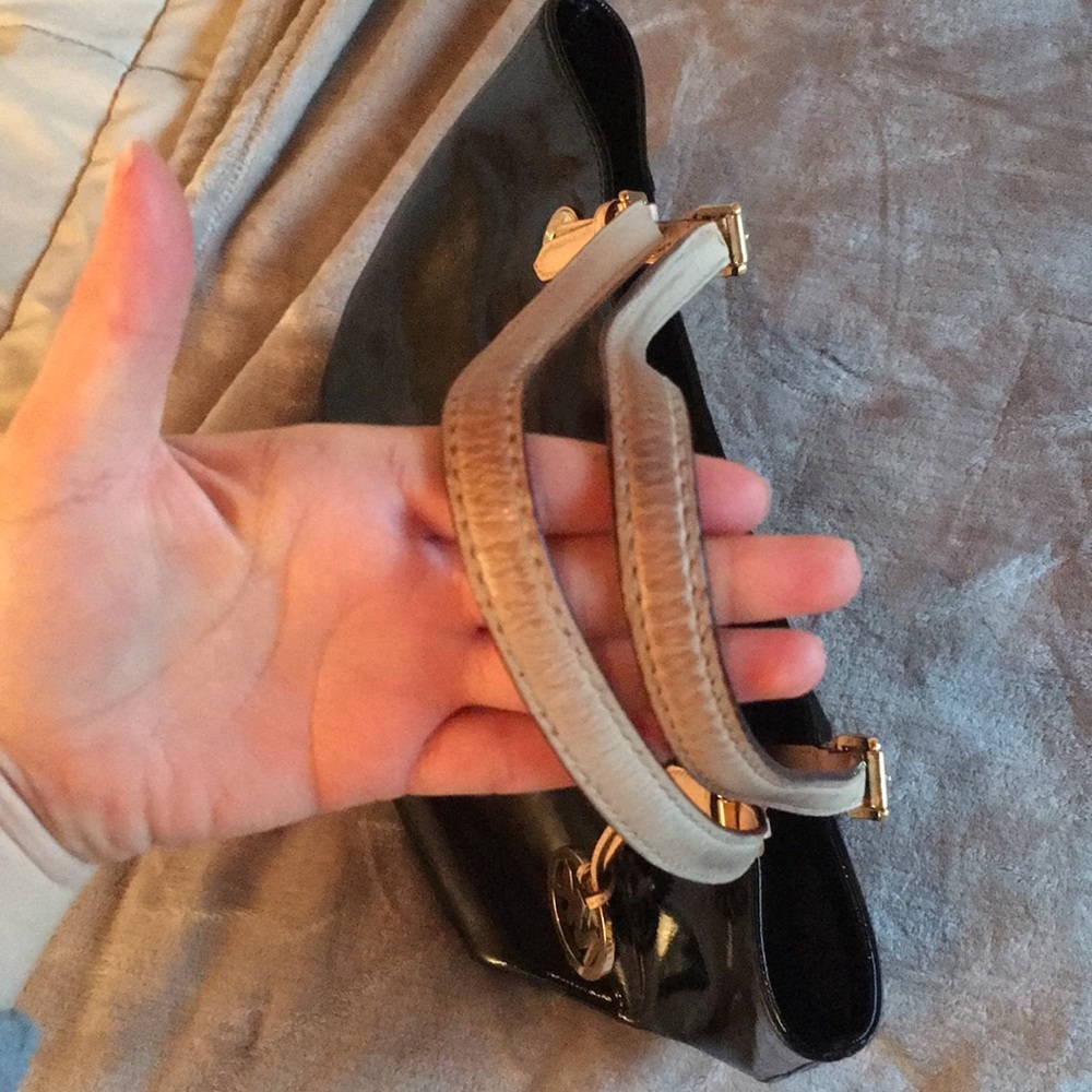 ‼️SOLD‼️Black Patent Leather Michael Kors Bag 🖤 - Picture 4 of 8