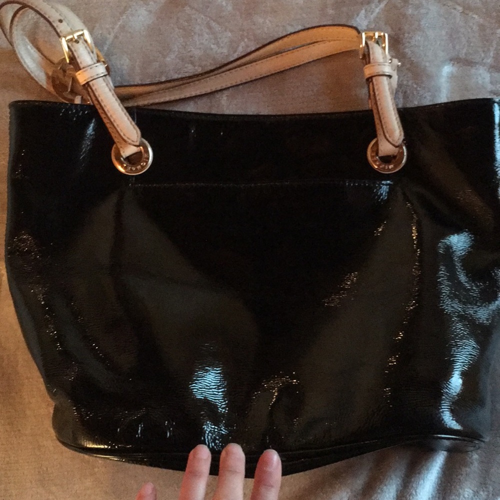 ‼️SOLD‼️Black Patent Leather Michael Kors Bag 🖤 - Picture 5 of 8