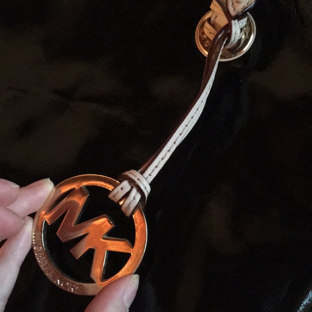 ‼️SOLD‼️Black Patent Leather Michael Kors Bag 🖤 - Picture 6 of 8