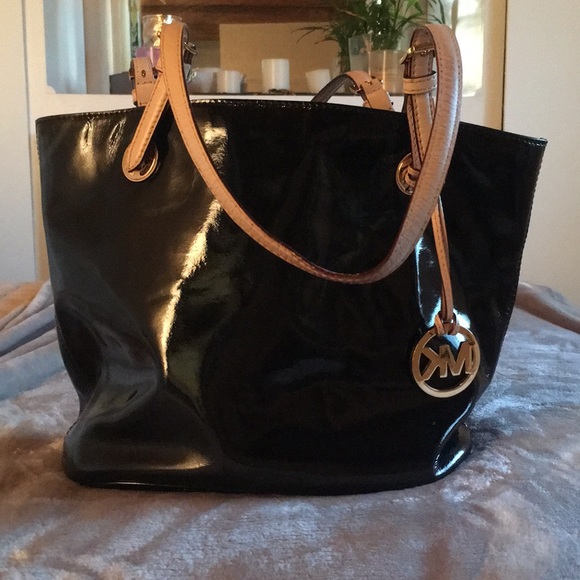 ‼️SOLD‼️Black Patent Leather Michael Kors Bag 🖤 - Picture 2 of 8