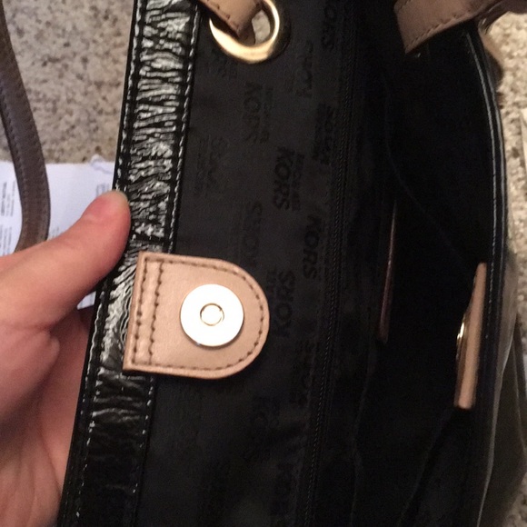 ‼️SOLD‼️Black Patent Leather Michael Kors Bag 🖤 - Picture 3 of 8
