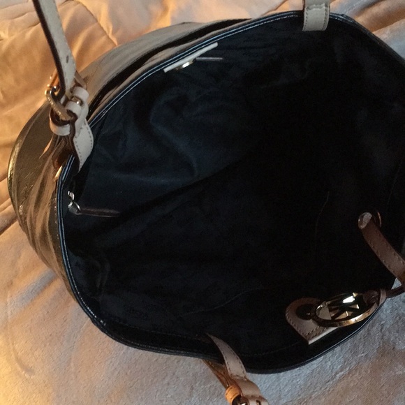 ‼️SOLD‼️Black Patent Leather Michael Kors Bag 🖤 - Picture 7 of 8