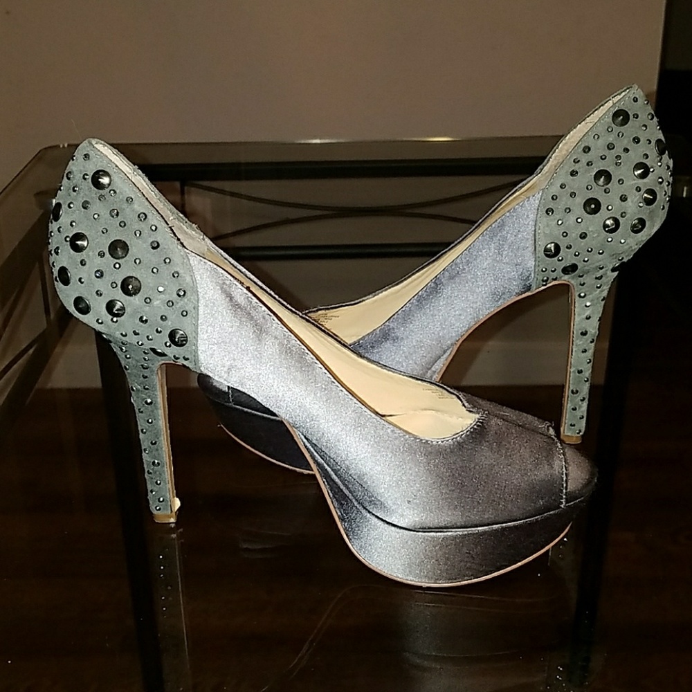🔥Gianni Bini Gray/Silver Studded Platform Heels