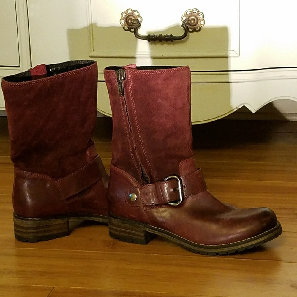 Clarks brand calf height boot. Great condition!