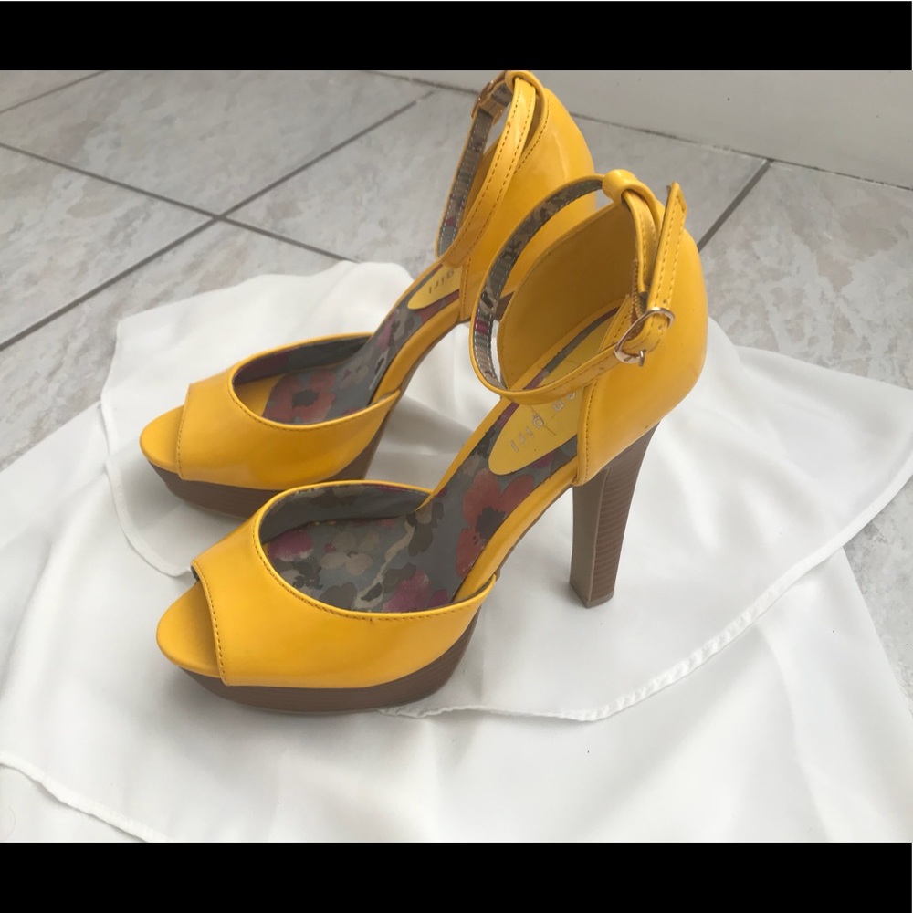 Mustard peep toe heel sandal