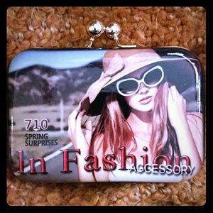 Adorable Kiss Lock Minaudiere