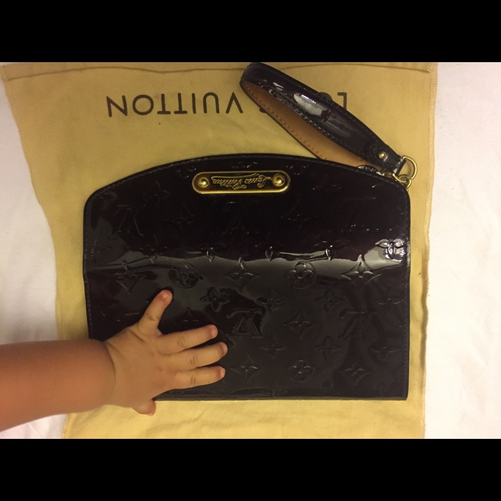 Lv. Wristlet amarante vernis leather ... like new