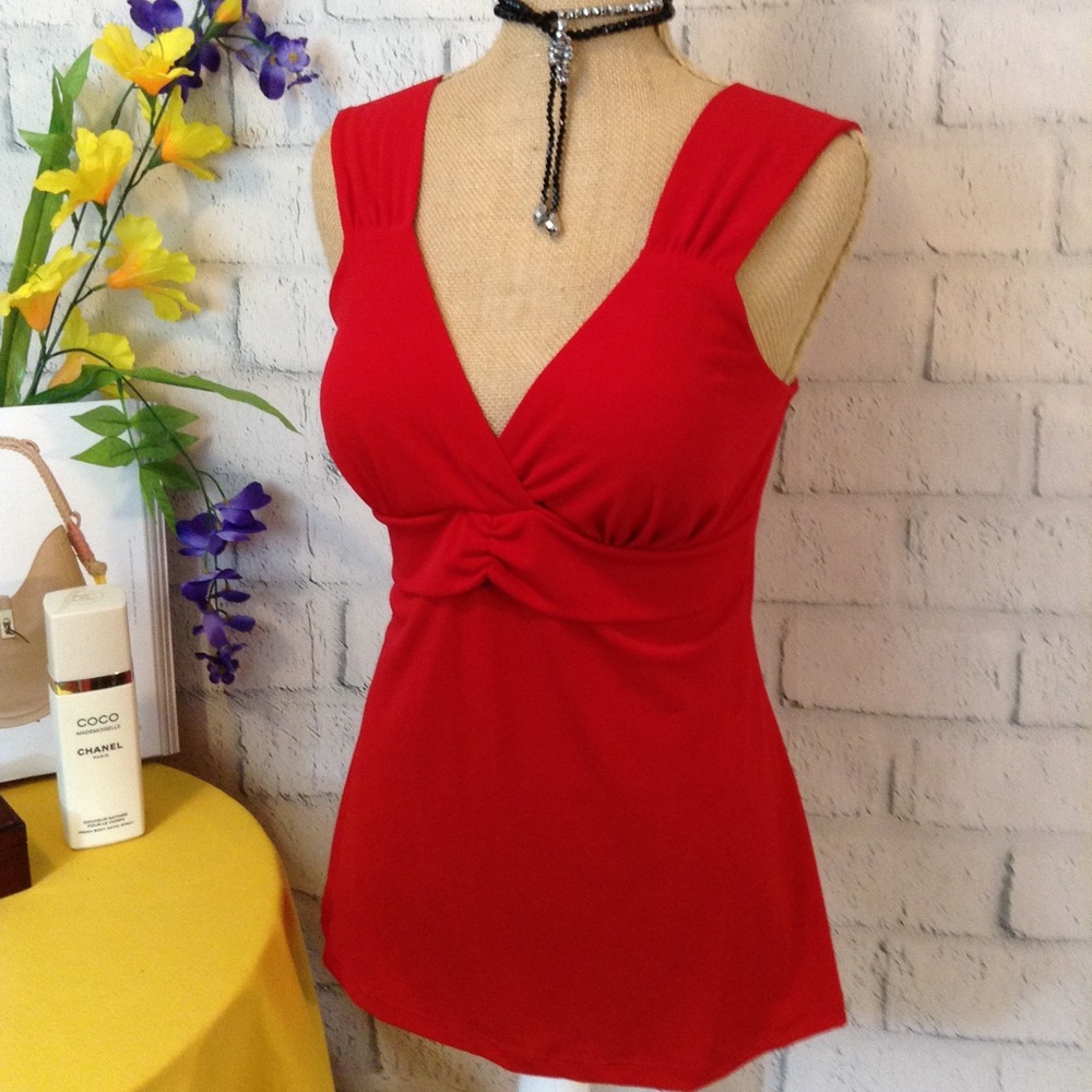 ⬇️SLEEVELESS RED TOP