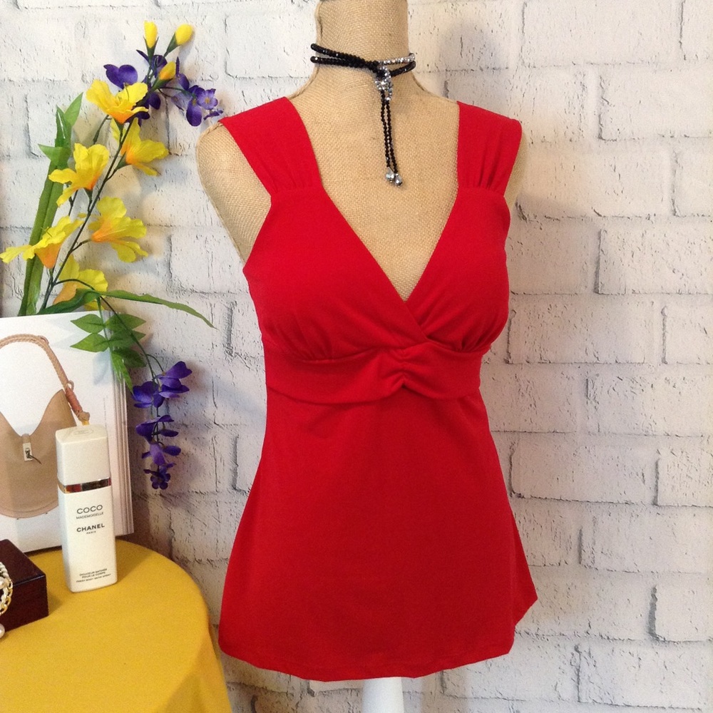 ⬇️SLEEVELESS RED TOP - Picture 2 of 7