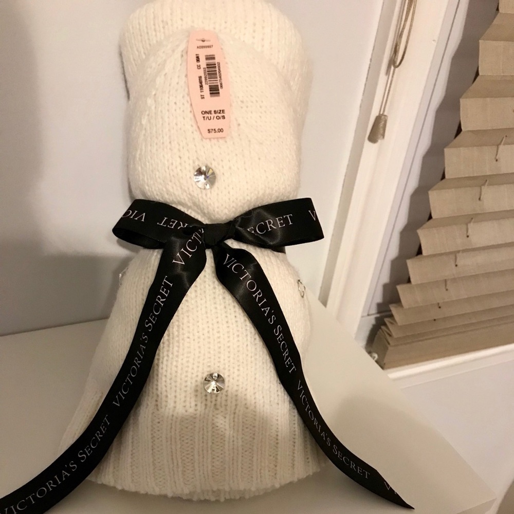Victoria’s Secret tube scarf and hat set