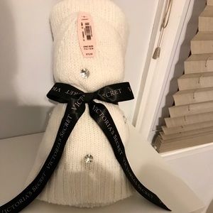 Victoria’s Secret tube scarf and hat set