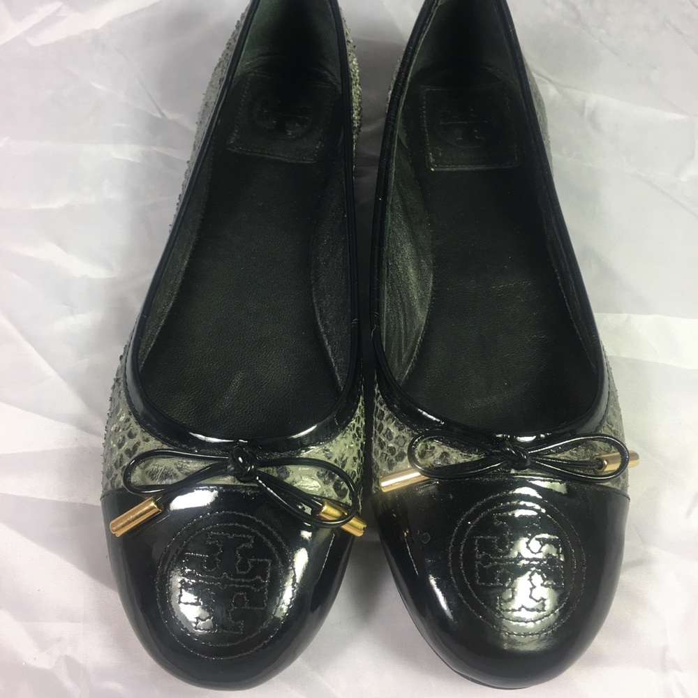 Tory Butch 6.5 snakeskin embossed flats logo gray