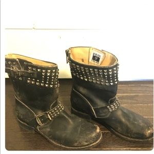 NWOB Frye Veronica zip back studded leather boots