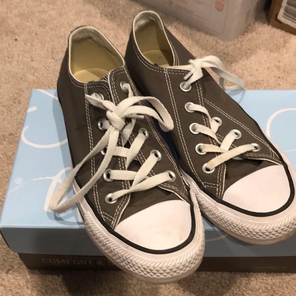 Gray&white low top converse sneakers sz 6 women’s