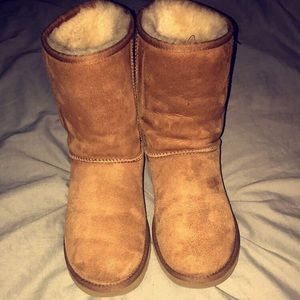 Women' Ugg Classic Short Chestnut Size 9