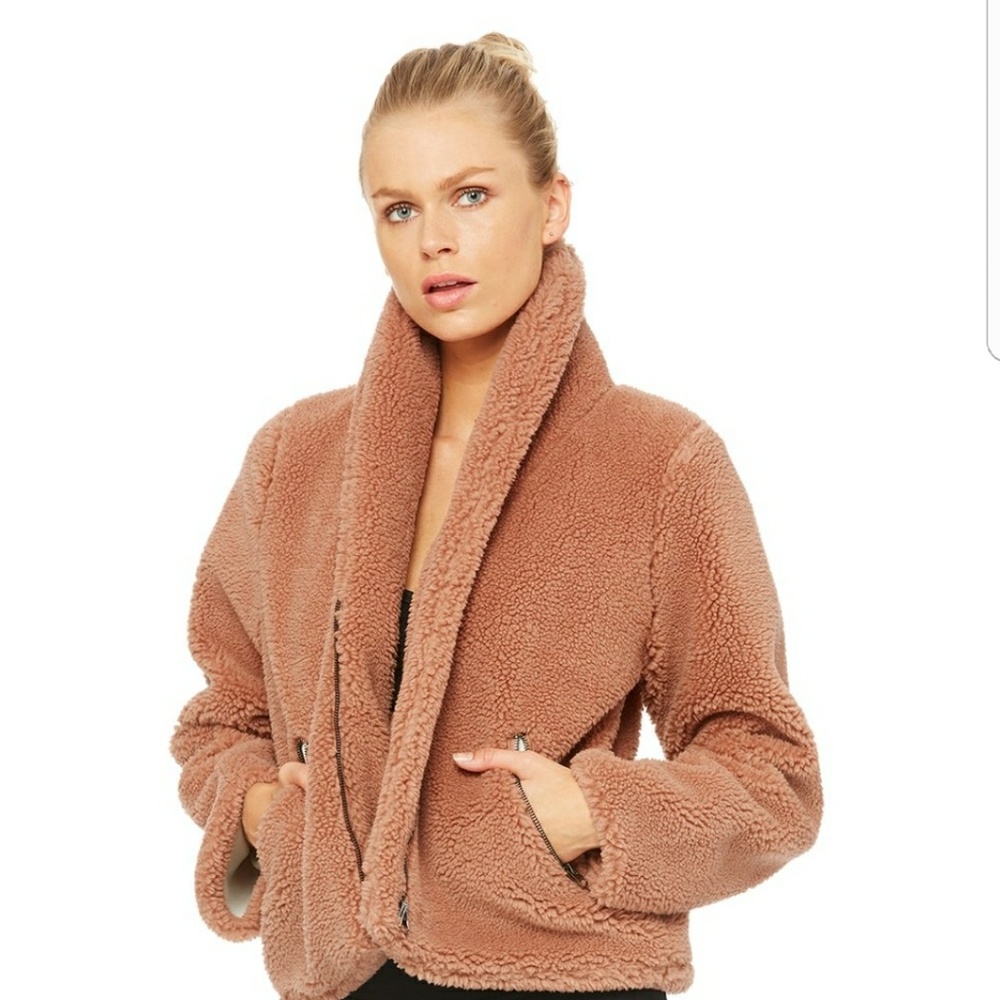 MAJOR ISO!! Alo Yoga Cozy Up Jacket