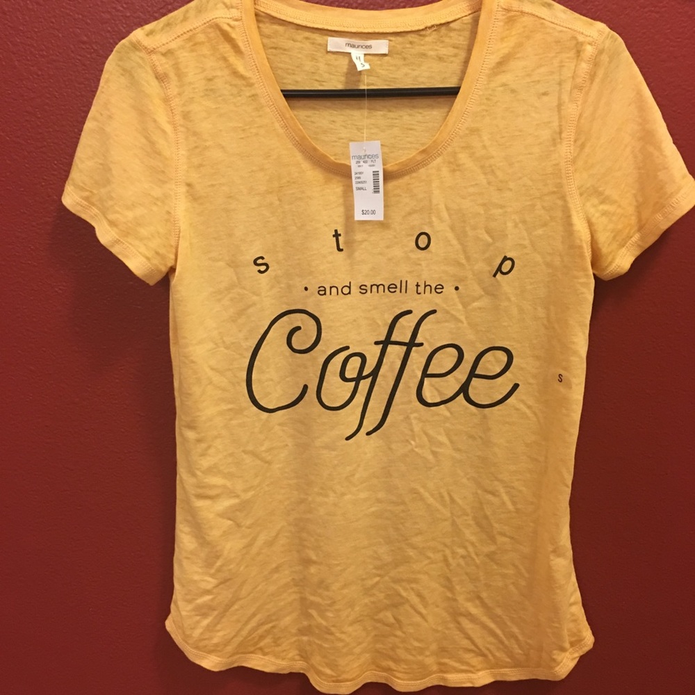 🚨🚨🚨🚨 NWT graphic Tee 🎄🎄