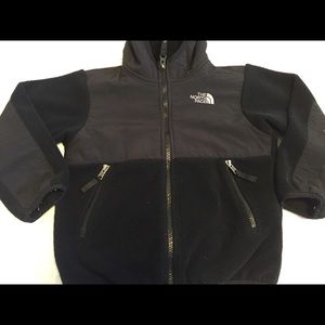 Boys black north face Denali. Size 5