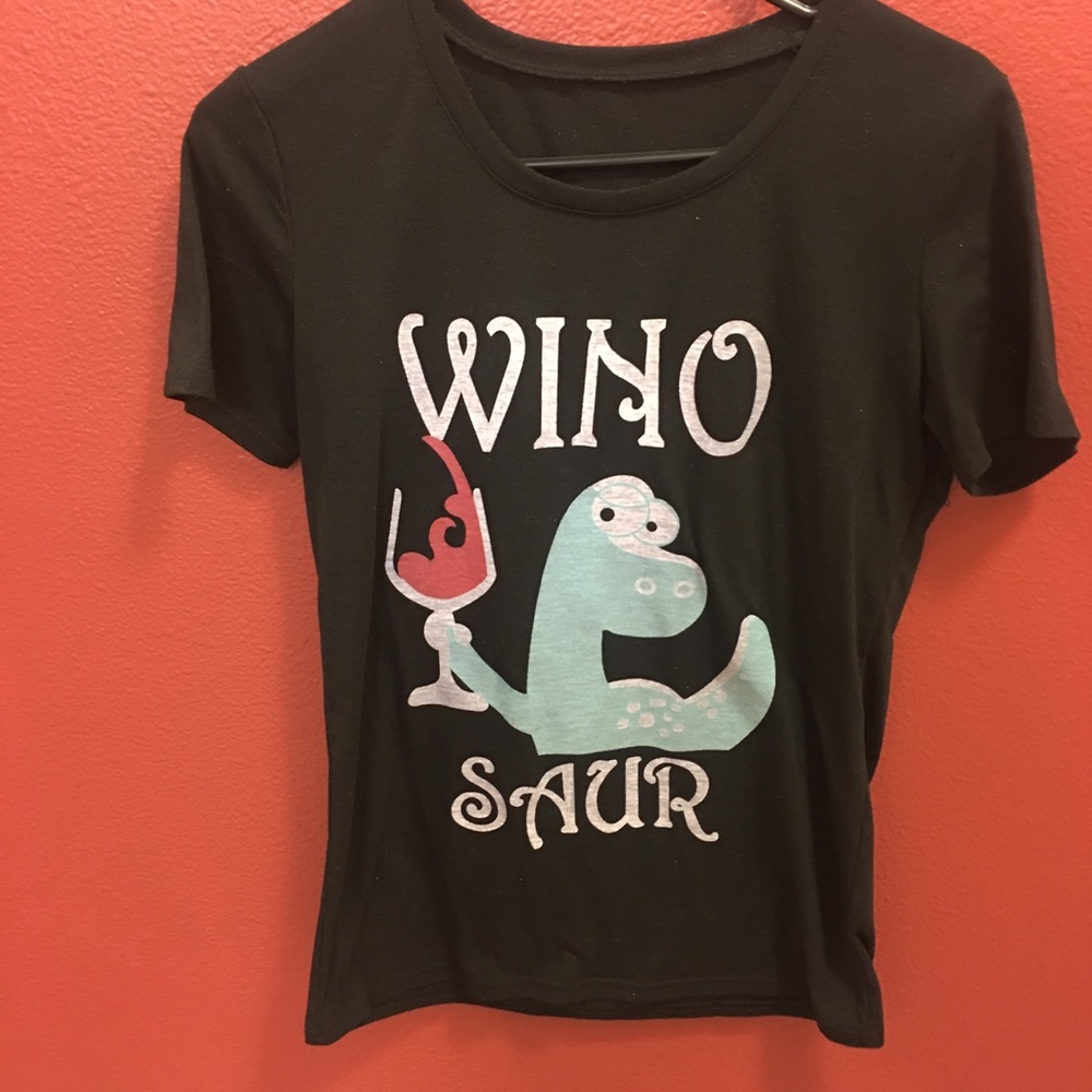 WINOSAUR graphic tee!🌻