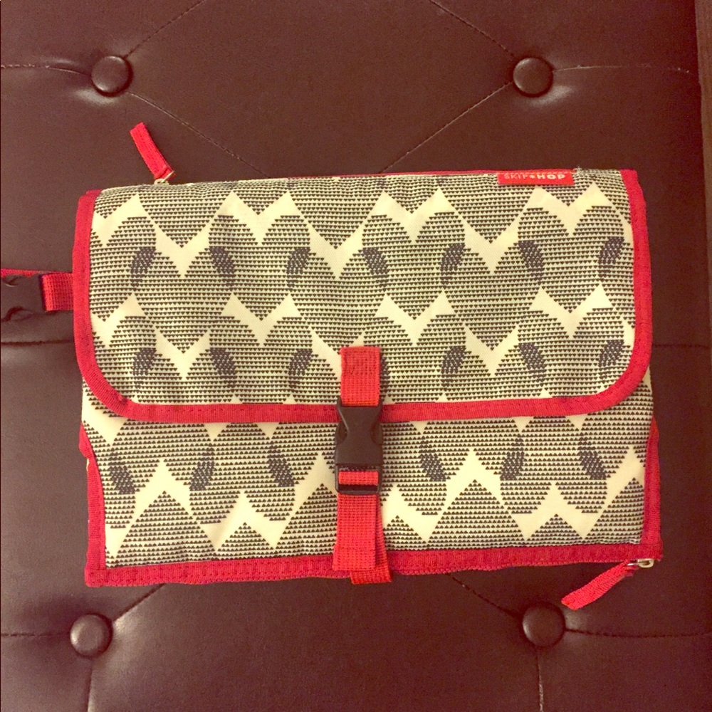 Skip hop pronto changing station