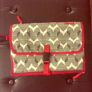 Skip hop pronto changing station