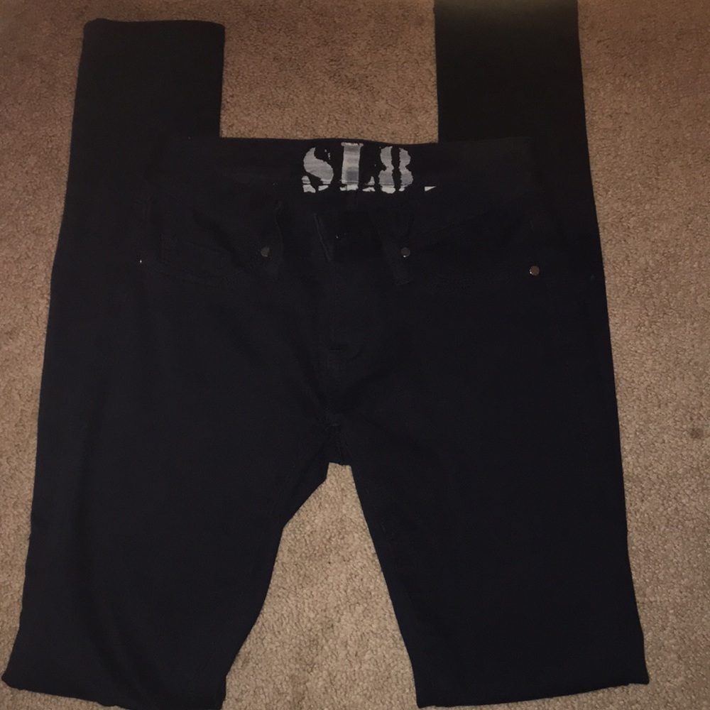 Skinny jeggings. Fun rhinestoned pocket!