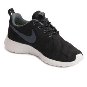 Nike woman’s rosche running shoes, size 6.5