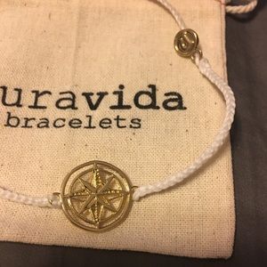 White and gold Pura Vida compass bracelet