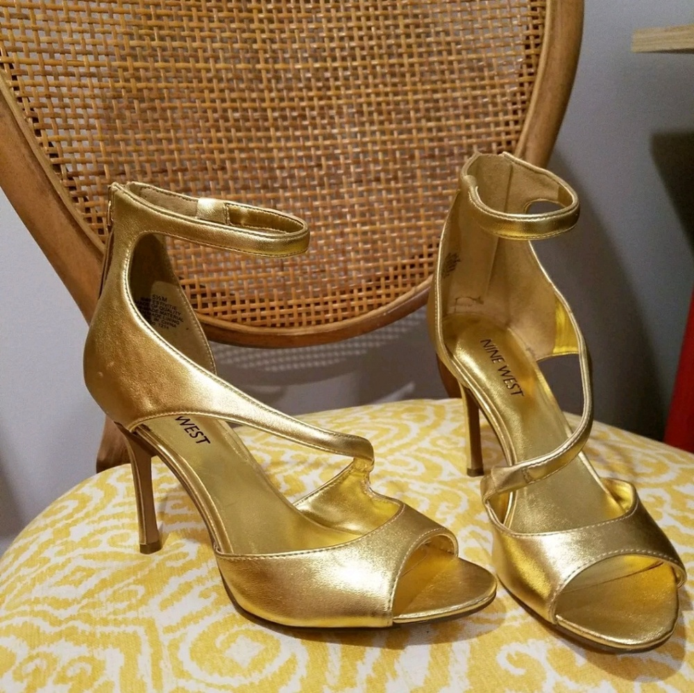Sale !New Nine West Golden open toe Strappy 5.5 😚