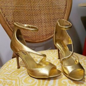 Sale !New Nine West Golden open toe Strappy 5.5 😚