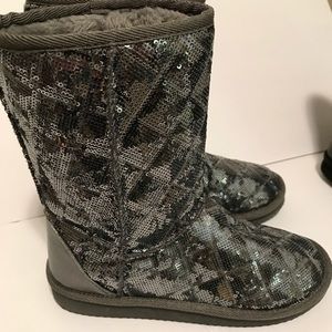 Sequined fur boots. Silver