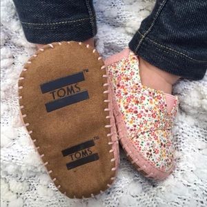 🌸 Floral Tiny TOMS 🌸