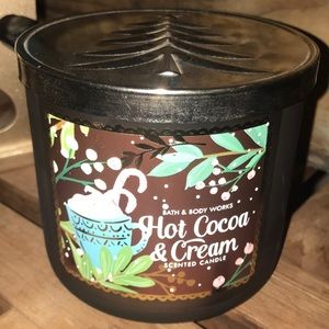 Bath and body works Candle!! Hot cocoa & cream!