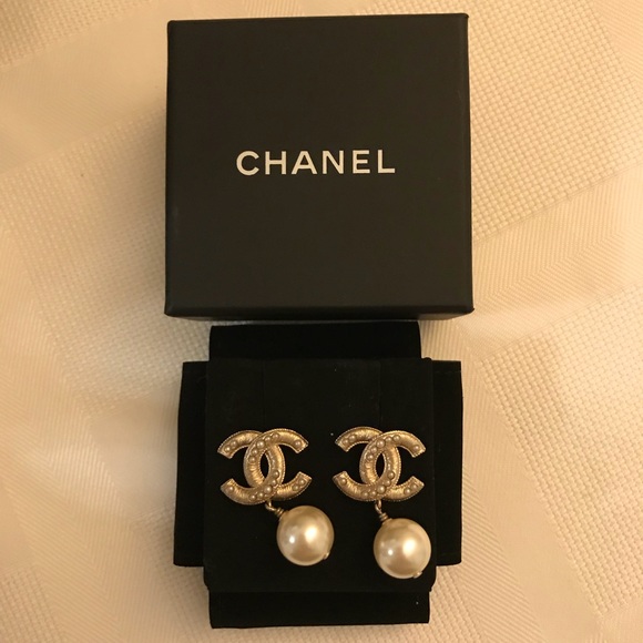 Autentic %100 Chanel Gold pearl Earrings Sold Out - Picture 2 of 8