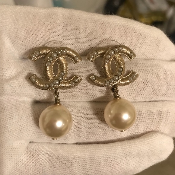 Autentic %100 Chanel Gold pearl Earrings Sold Out - Picture 3 of 8