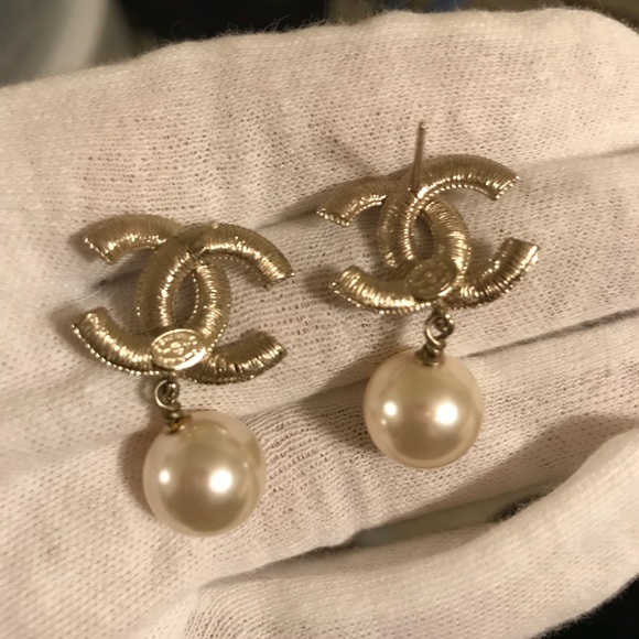 Autentic %100 Chanel Gold pearl Earrings Sold Out - Picture 4 of 8