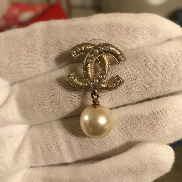 Autentic %100 Chanel Gold pearl Earrings Sold Out - Picture 5 of 8