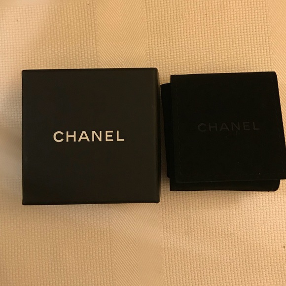 Autentic %100 Chanel Gold pearl Earrings Sold Out - Picture 7 of 8