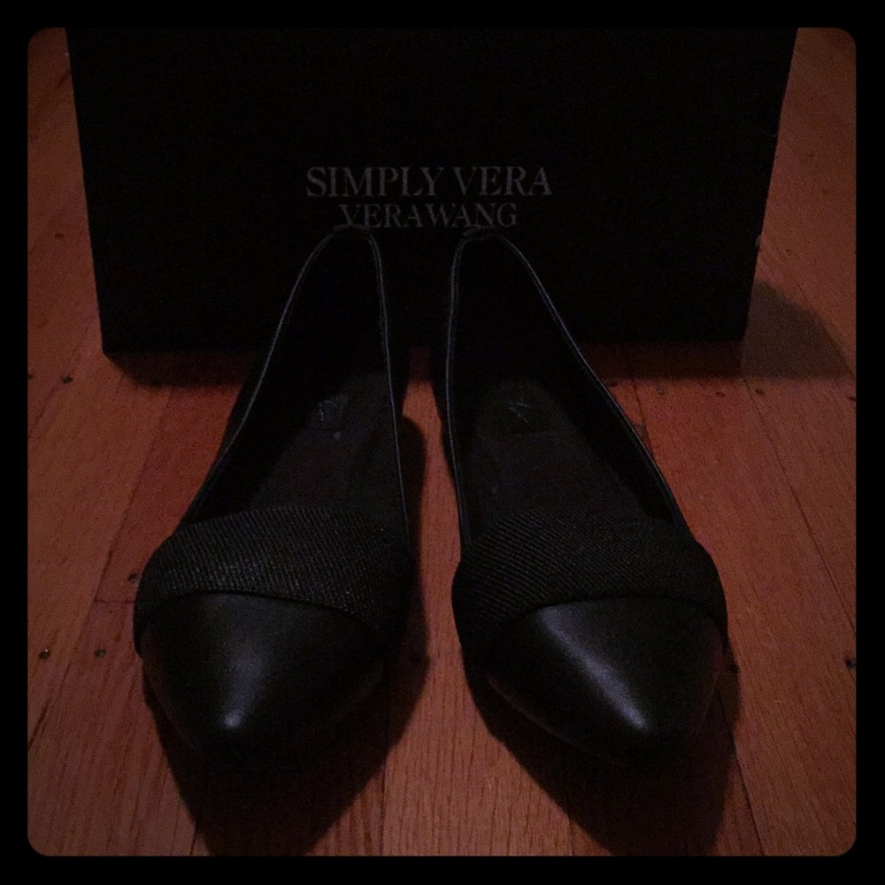 Gorgeous, black, pointed toe flat