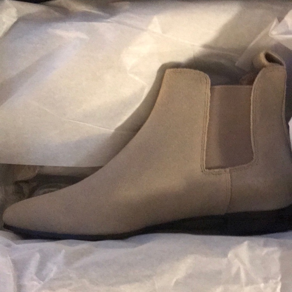 Brand new Banana Republic “Everest” Chelsea boots