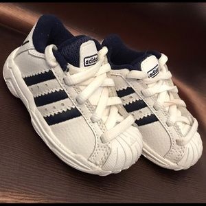 Size 4 toddler blue n white adidas sneakers.