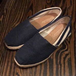Like new, TOMS size 7 navy stripe canvas