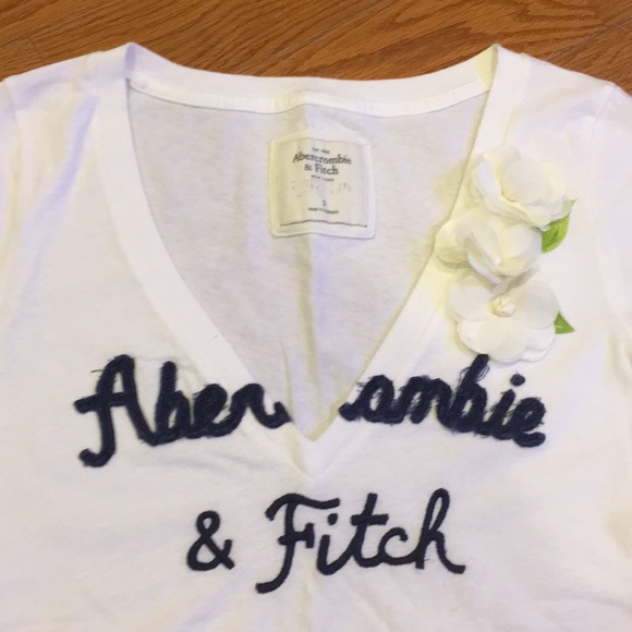 A&F cotton v-neck t-shirt in small - Picture 2 of 3