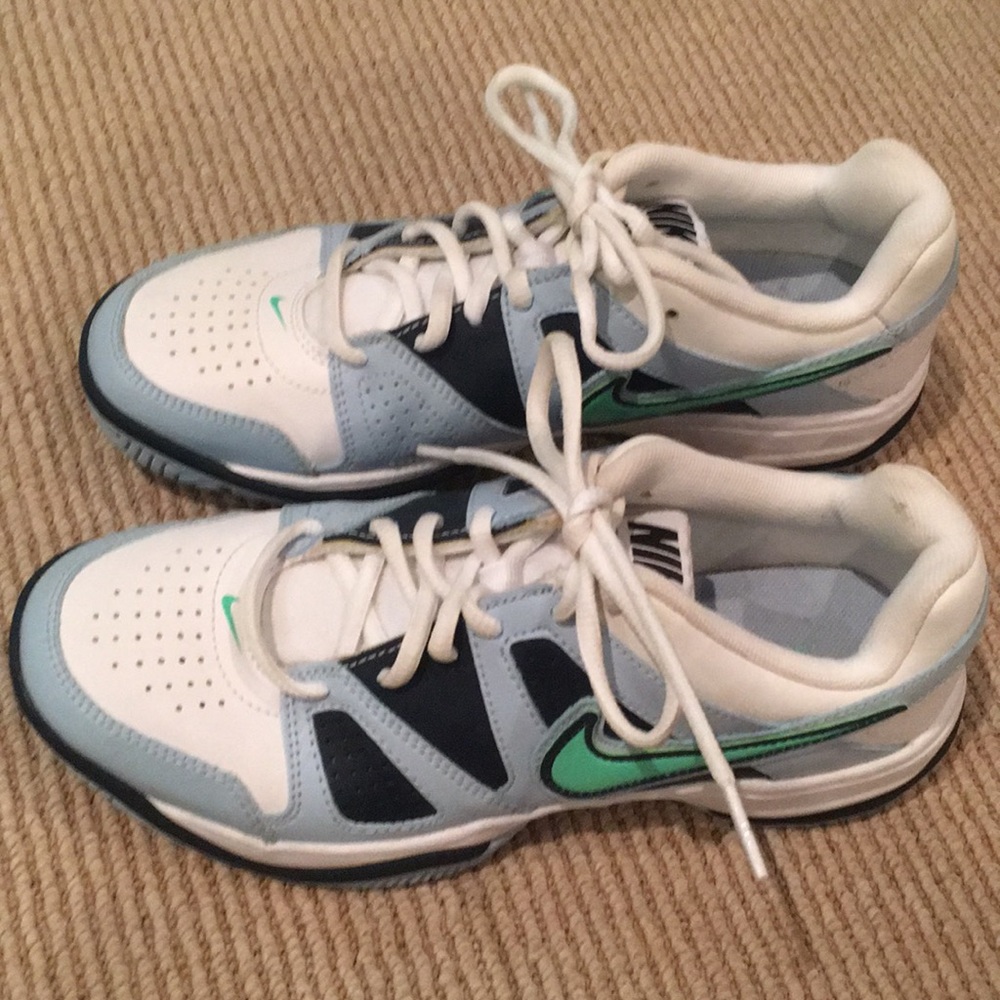 Nike Tennis Court shoes, size 7.5. Like new! 🎾