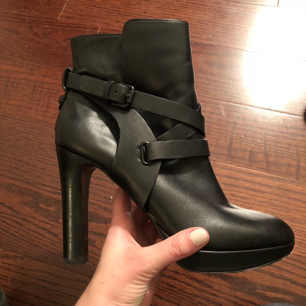 VC Signature by Vince Camuto booties size 8
